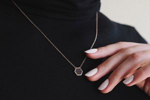 Rea Necklace Hexagon