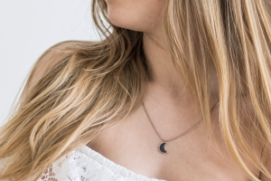 Rea Necklace Halfmoon