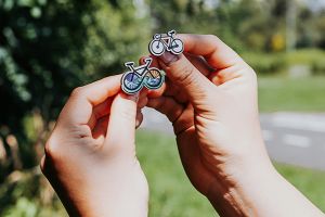 Broșă din lemn Road bike Brooch