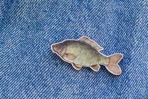 Broșă din lemn Crap – de la Epipi