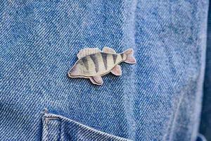 Broșă din lemn Biban – de la Epipi