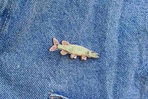 Broșă din lemn Știucă – de la Epipi